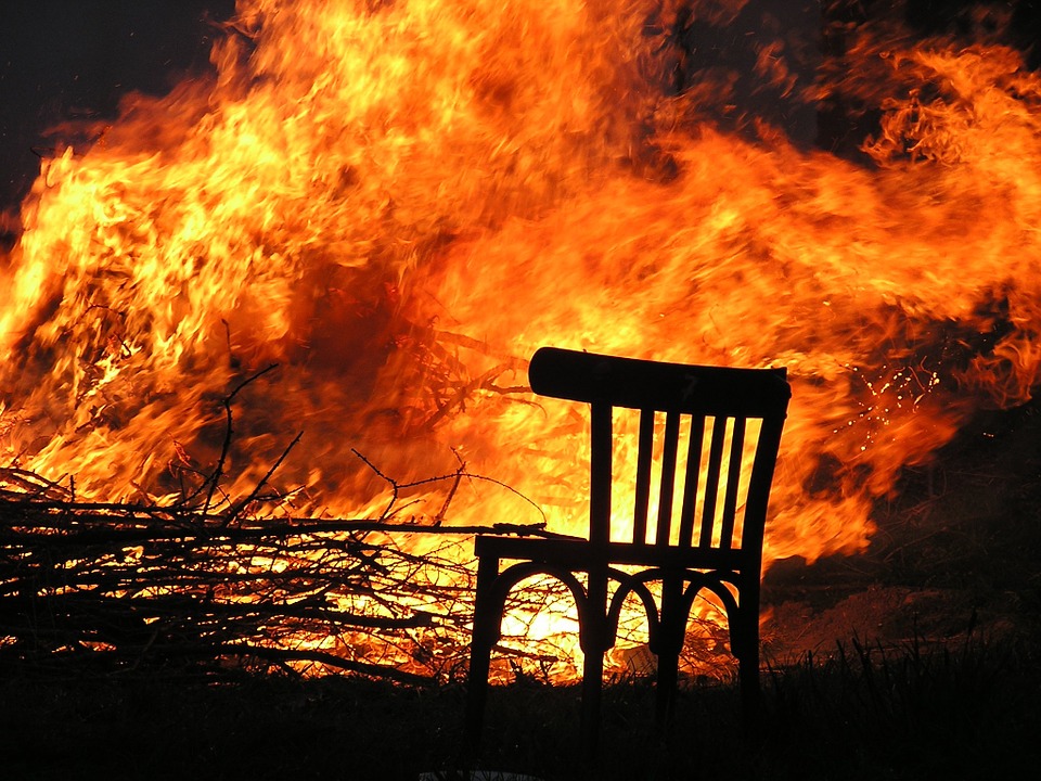 При пожаре в Ельне погибла пенсионерка