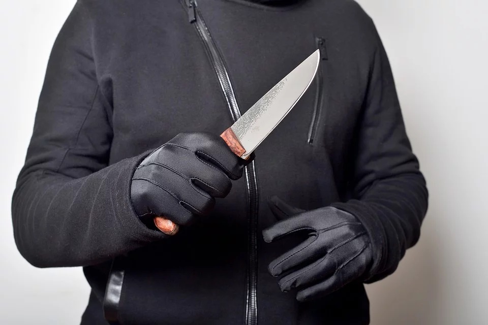 Житель Смоленской области угрожал полицейскому ножом
