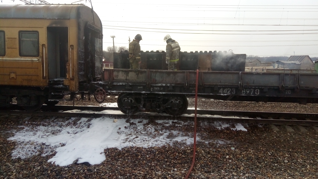 В Гагаринском районе загорелся ремонтный поезд