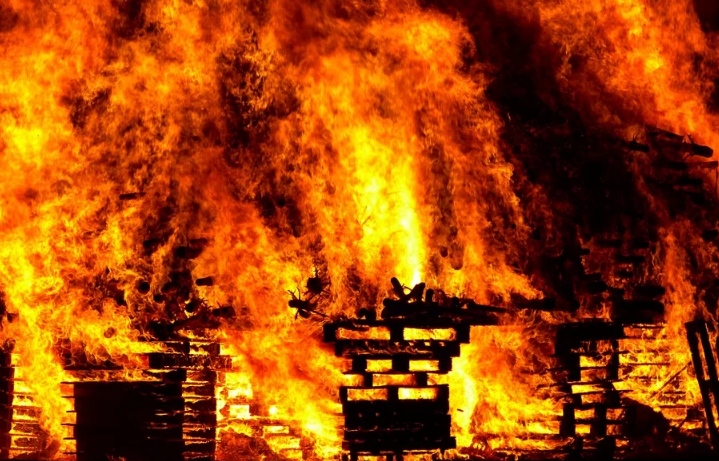 В Ярцевском районе дотла сгорел жилой дом