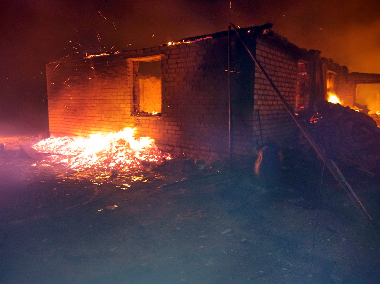 В Краснинском районе у семьи с тремя малолетними детьми сгорел дом