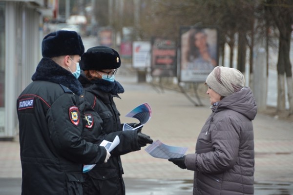 Смоленские полицейские разъясняют гражданам правила соблюдения режима самоизоляции