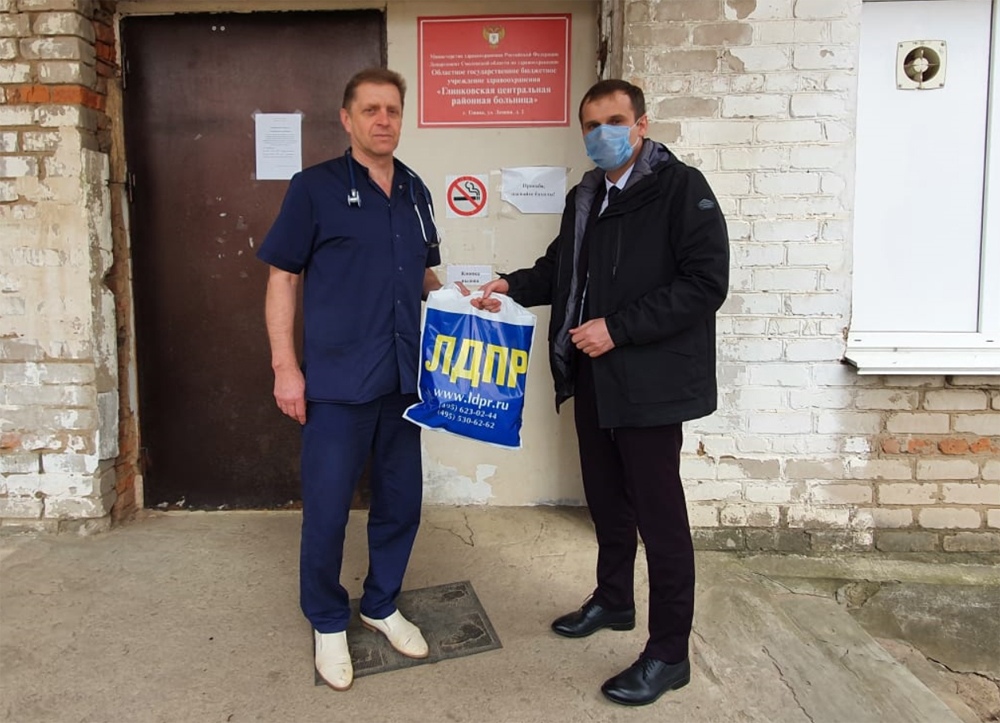 Сергей Леонов передал около 3 тысяч медицинских масок в районные больницы Смоленской области