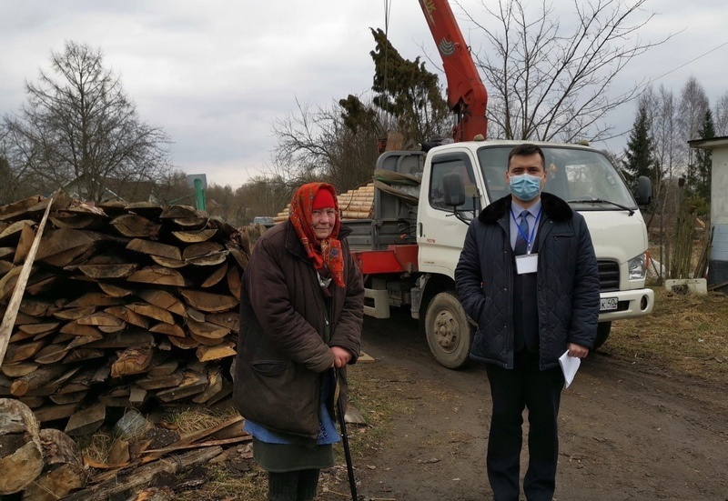 Смоленские волонтеры доставили пенсионерам дрова