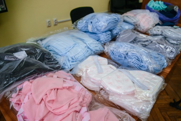 Губернатор Алексей Островский за личные средства приобрел 1 000 многоразовых масок для детской больницы