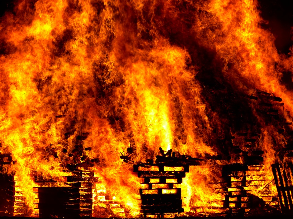 В Сафоновском районе горела «заброшка»