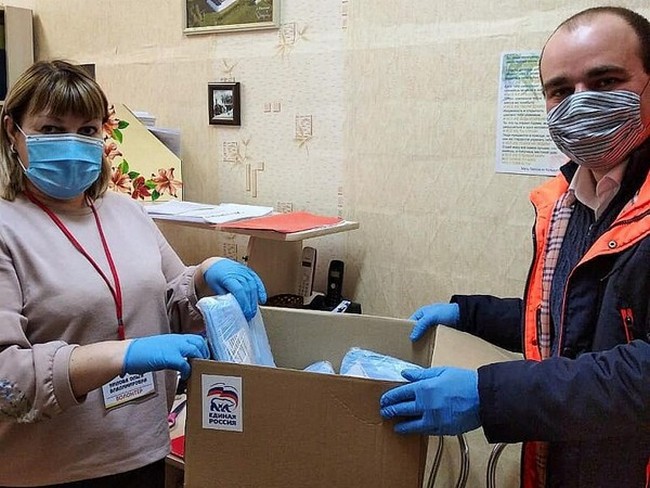 В Вязьме волонтерам и городским службам передали 2000 медицинских масок