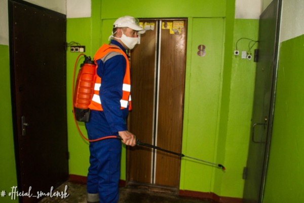 В Смоленске продолжается дезинфекция подъездов жилых домов