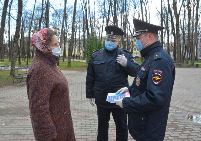 Смоленские полицейские предупреждают граждан об опасности распространения COVID-19
