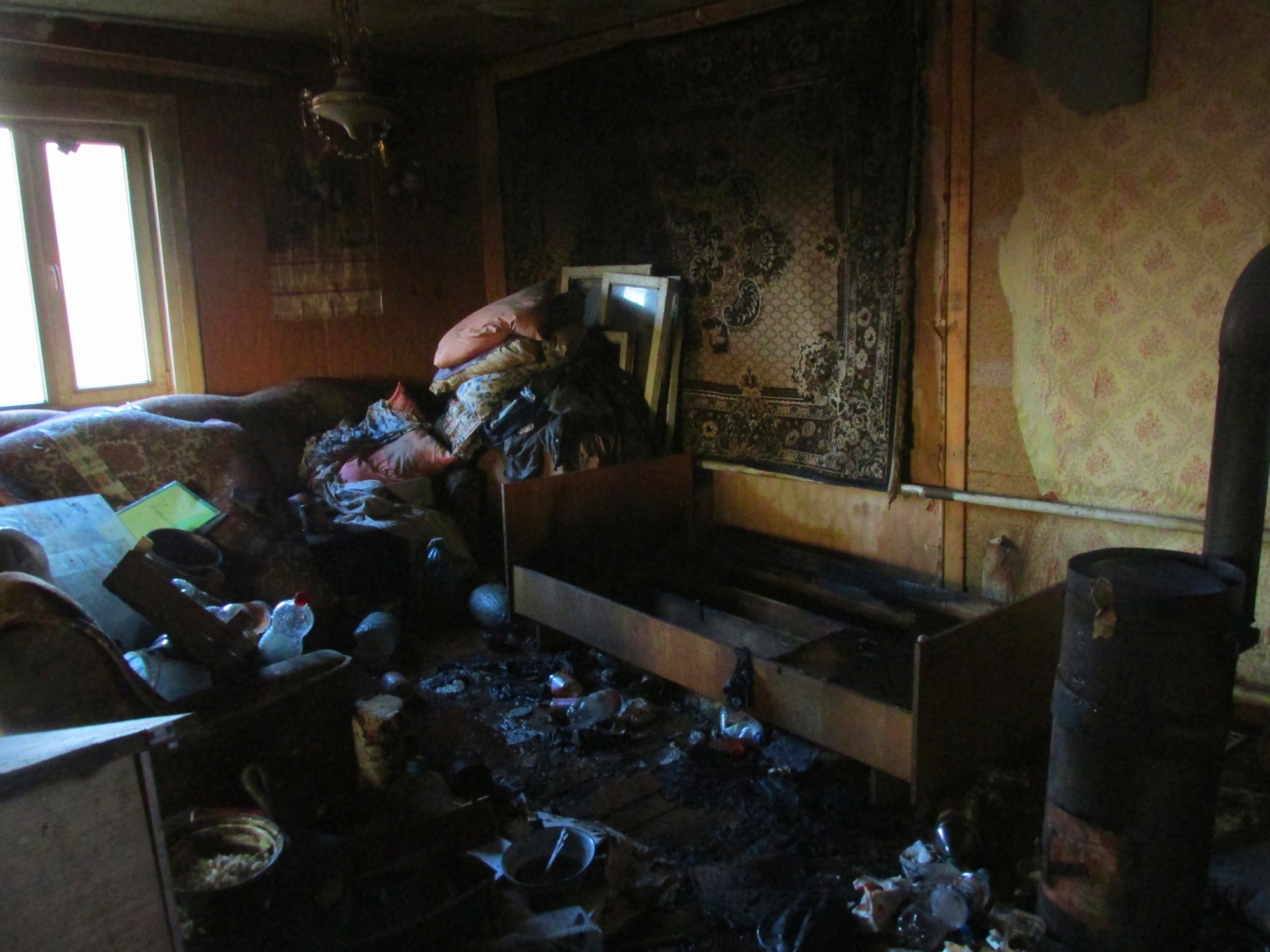 В Руднянском районе пожарные спасли из огня двоих мужчин 