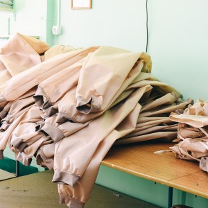 В Гагарине на фабрике детской одежды начали шить маски и защитные костюмы
