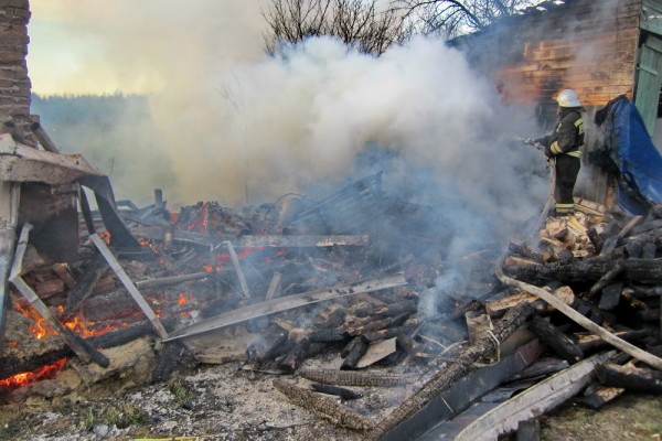 В Смоленске при ночном пожаре пострадал человек
