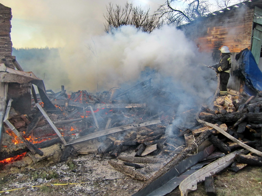 В Смоленске при ночном пожаре пострадал человек