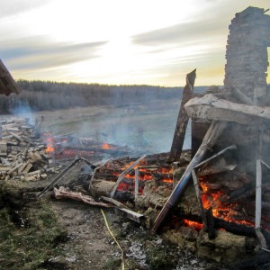 В Сафоновском районе сгорели баня и хозпостройка