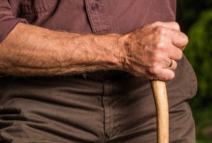 Смолянин избил тростью 81-летнего пенсионера