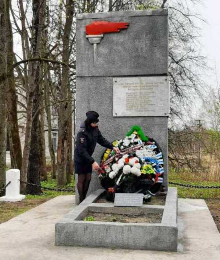 Починковские полицейские привели в порядок братские могилы 