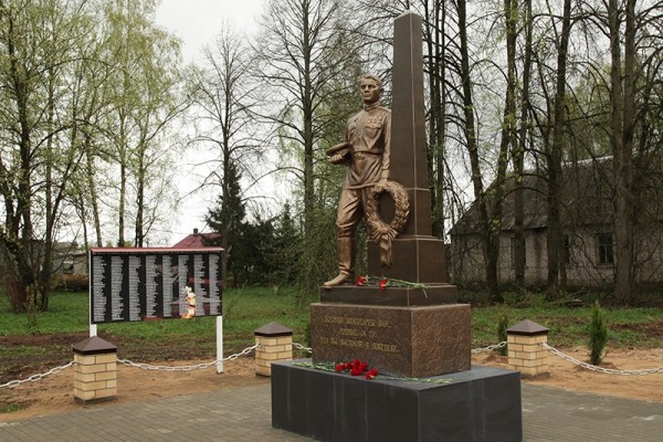 В деревне Дубровка Демидовского района установили памятник воину-освободителю