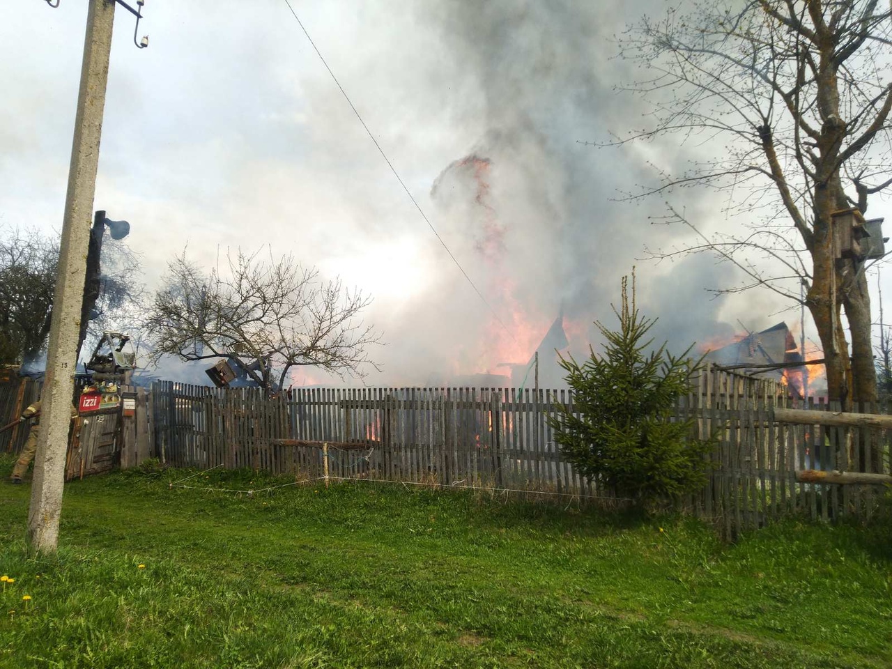 В Смоленском районе загорелись дачный дом, баня и сарай