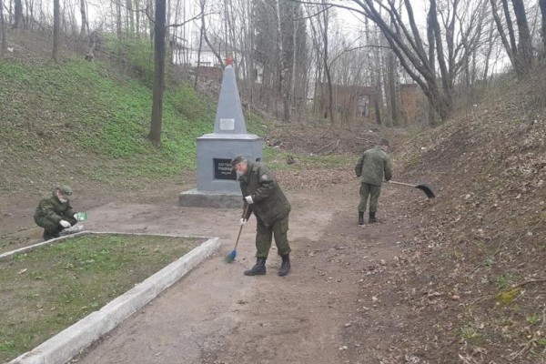 Смоленские пограничники благоустраивают территорию воинских захоронений
