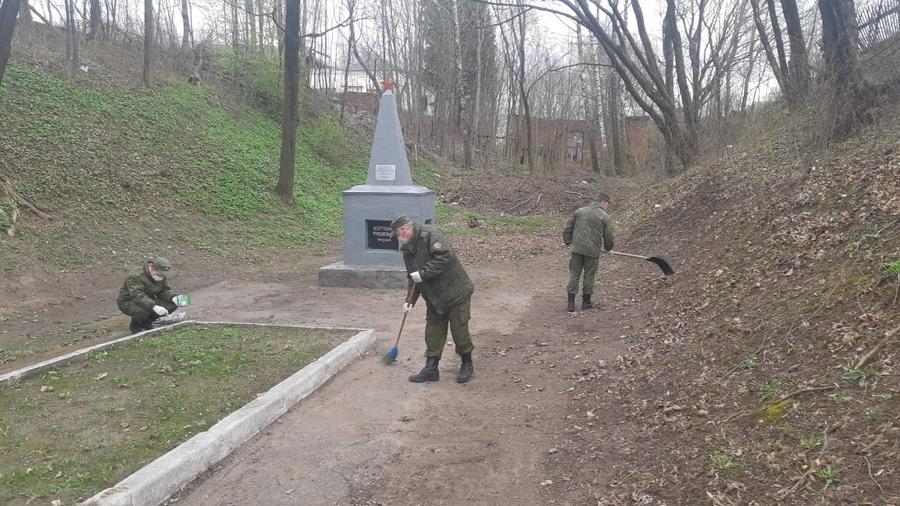Смоленские пограничники благоустраивают территорию воинских захоронений
