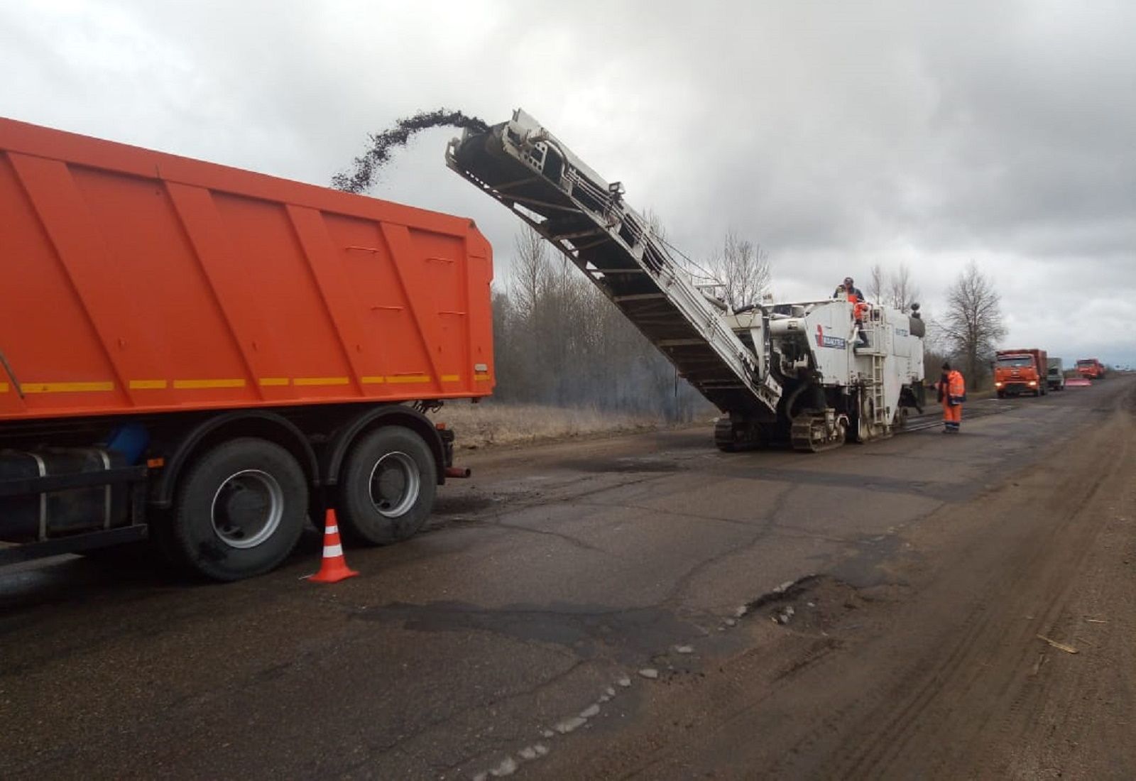 В Смоленской области продолжается ямочный ремонт дорог