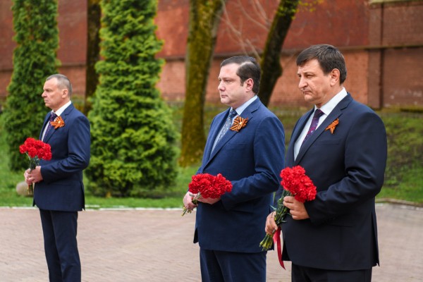Алексей Островский принял участие в торжественной церемонии возложения венков к Вечному огню