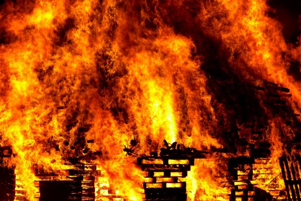 В Сафоновском районе горел ангар