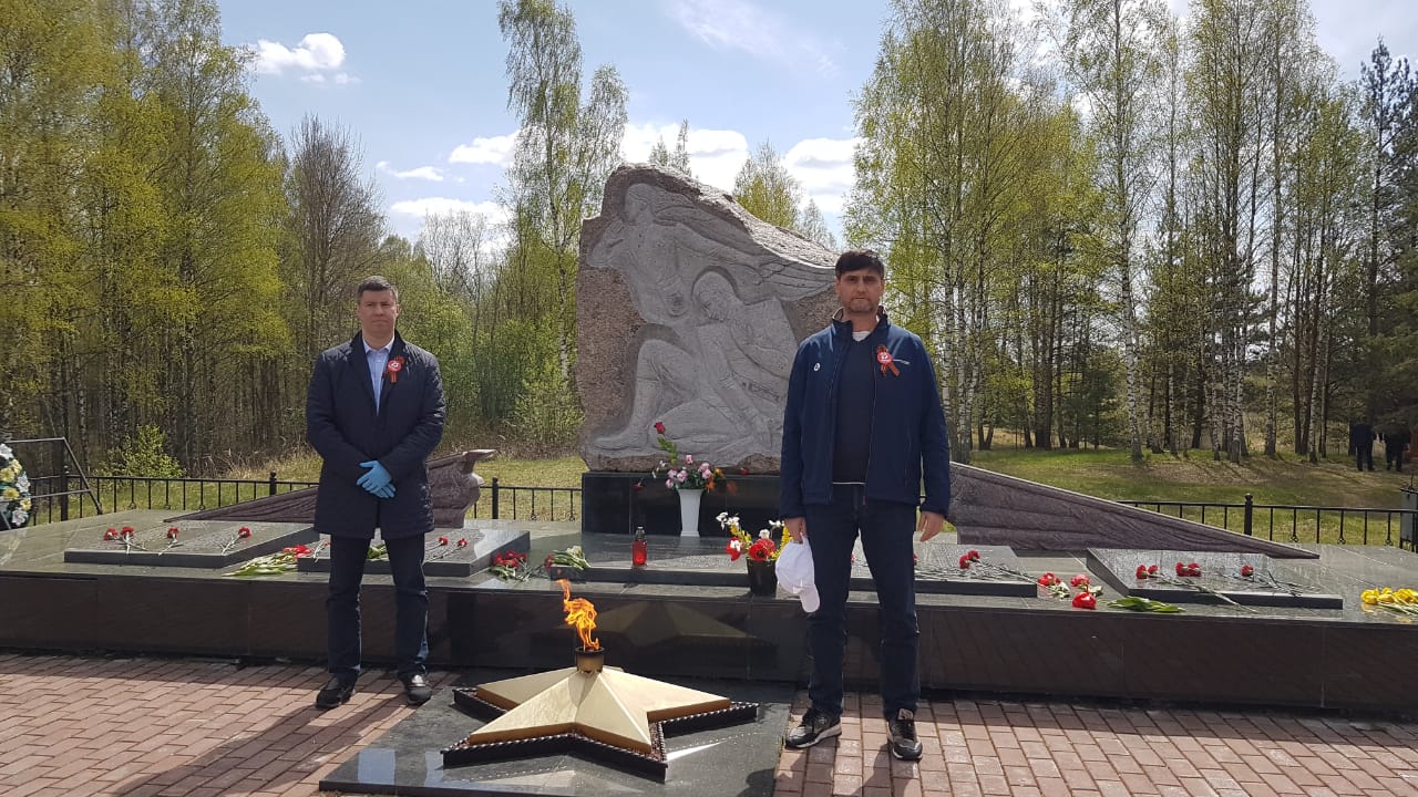 Генеральный директор АтомЭнергоСбыт Петр Конюшенко посетил мемориальный комплекс в деревне Распопы