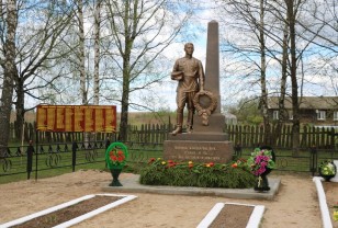 В Шумячском районе установили памятник Воину-освободителю 