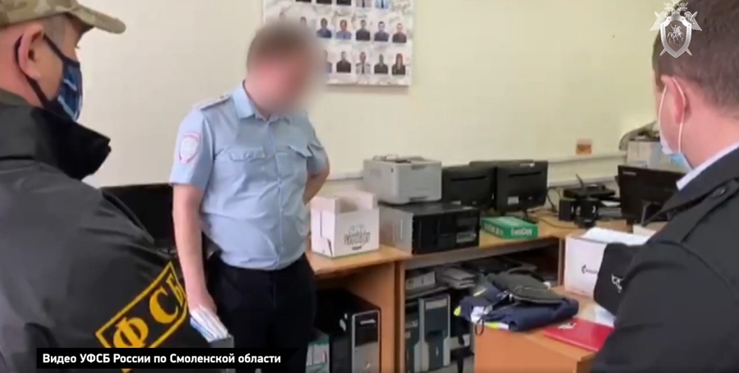 В Смоленске сотрудник ГИБДД задержан по подозрению в получении взятки 