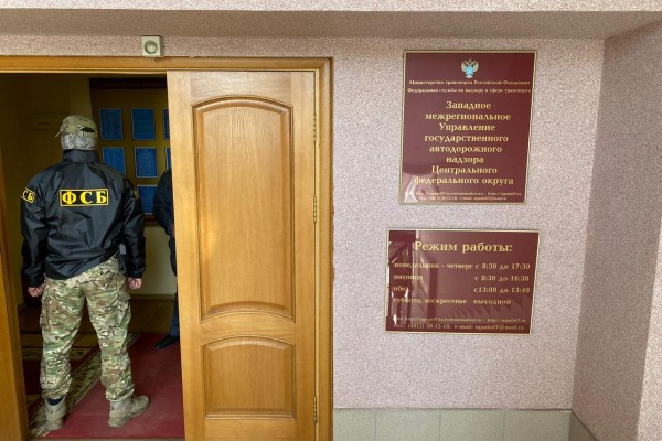 В Смоленске два сотрудника автодорожного надзора попались на взятке
