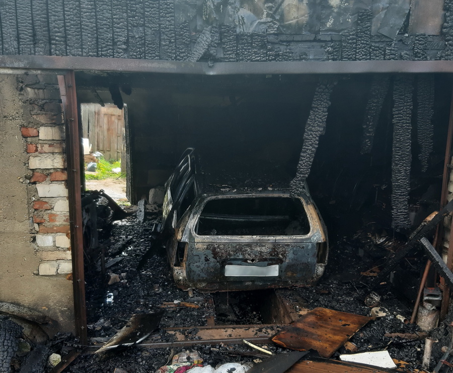 В Смоленске сгорел гараж с машиной