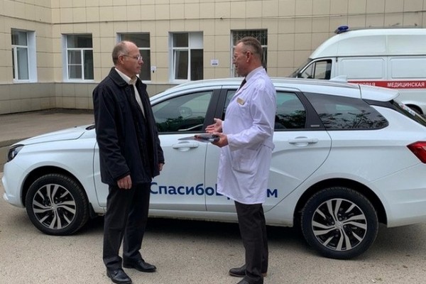 В Смоленске единороссы передали борющимся с COVID-19 врачам автомобиль