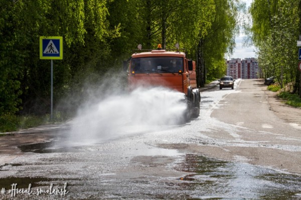 В Смоленске продолжают дезинфицировать улицы