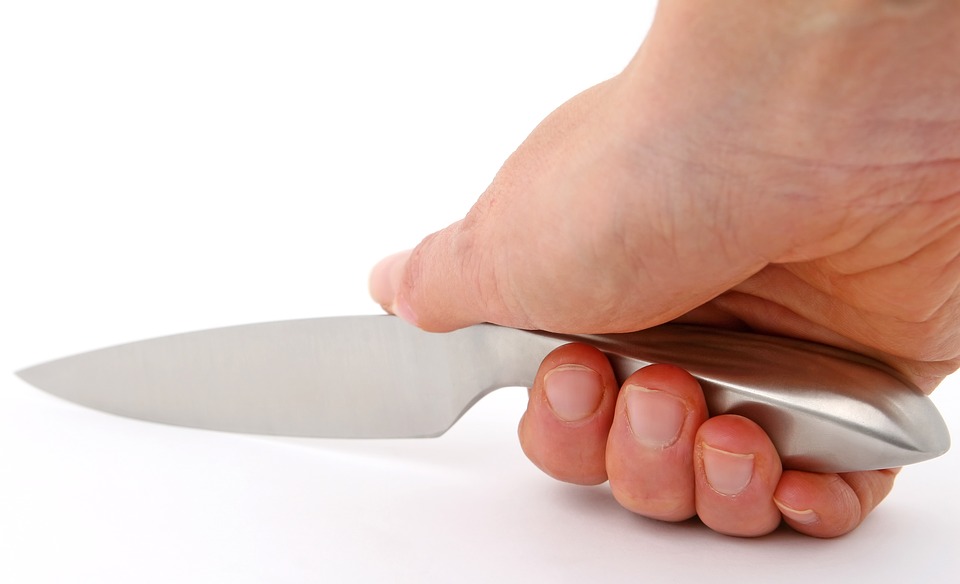Молодая смолянка напала на мужчину с ножом