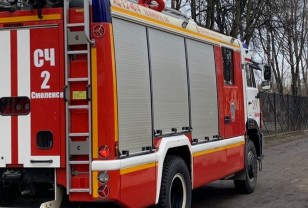 Пожарные спасли троих человек из горящей в Смоленске квартиры