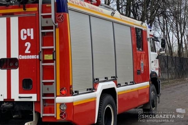 Пожарные спасли троих человек из горящей в Смоленске квартиры