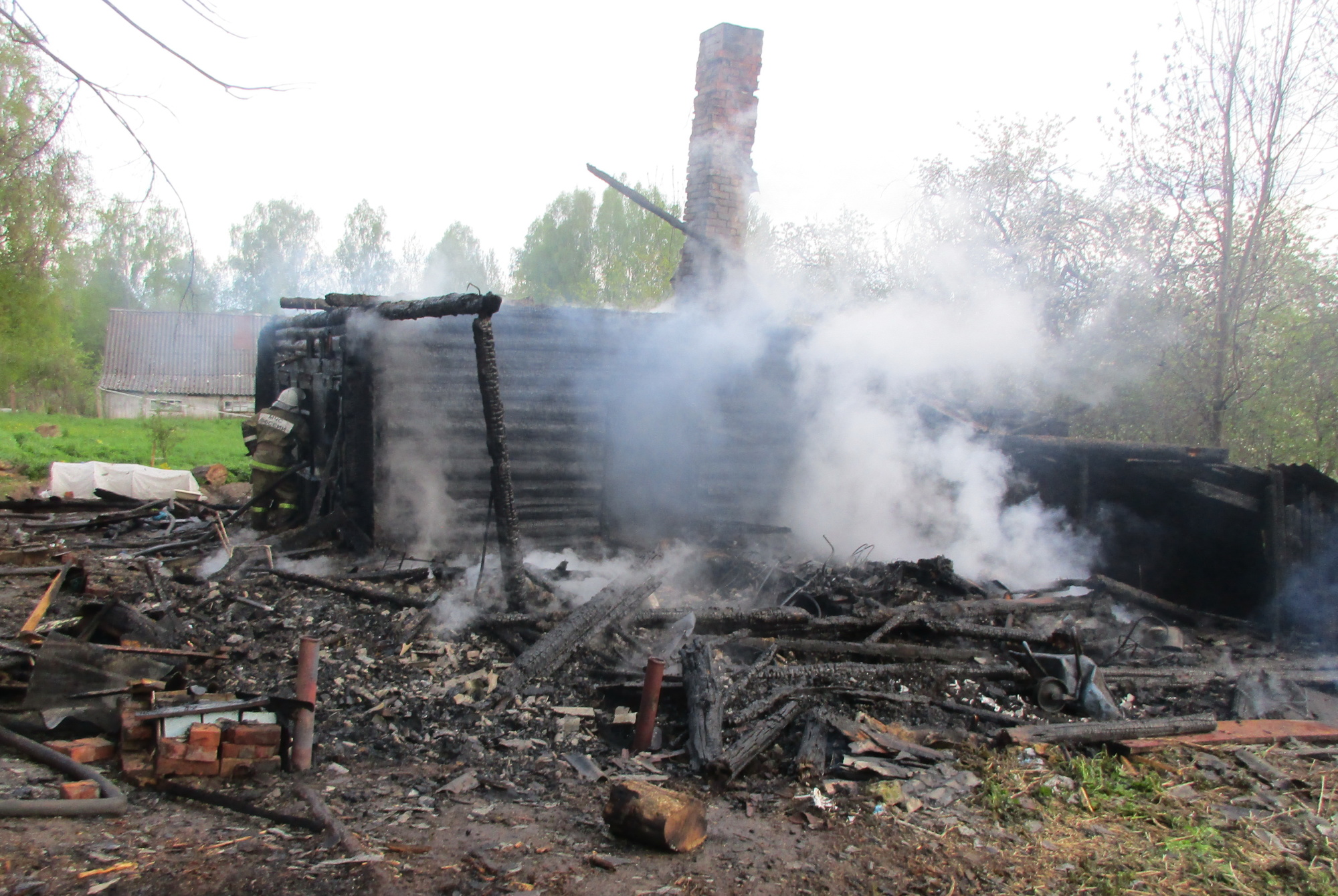 В Краснинском районе хозяева сгоревшего дома получили ожоги