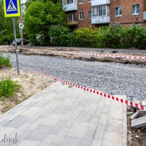 В Смоленске на улице Попова начали укладывать асфальт на тротуарах
