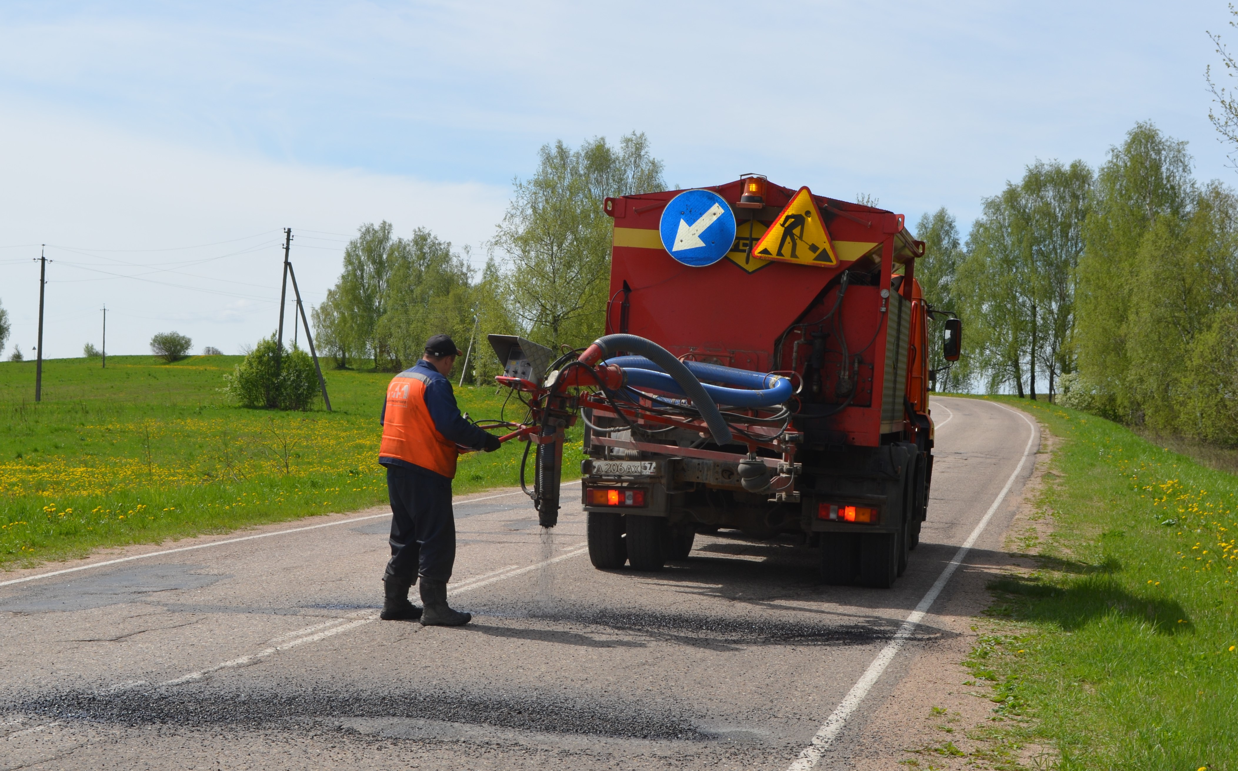В Смоленской области продолжается ямочный ремонт дорог