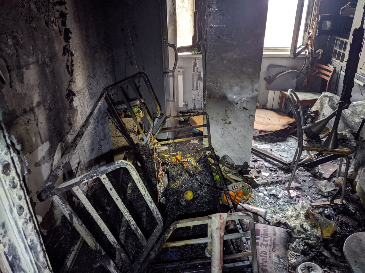 В Смоленске тушили пожар в многоэтажке на Королевке