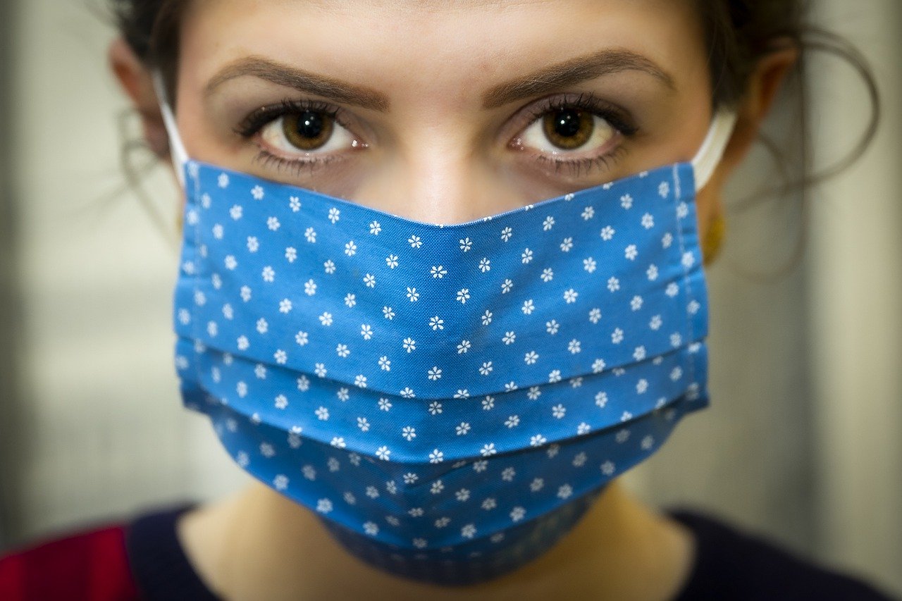 ВОЗ разработала новые рекомендации по ношению масок для защиты от коронавируса