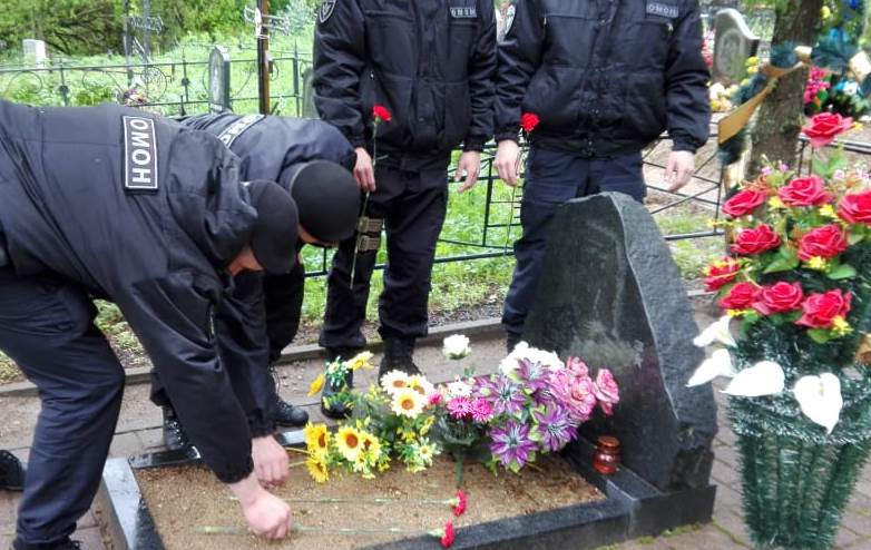 В Смоленске сотрудники ОМОН почтили память погибшего при исполнении служебного долга товарища