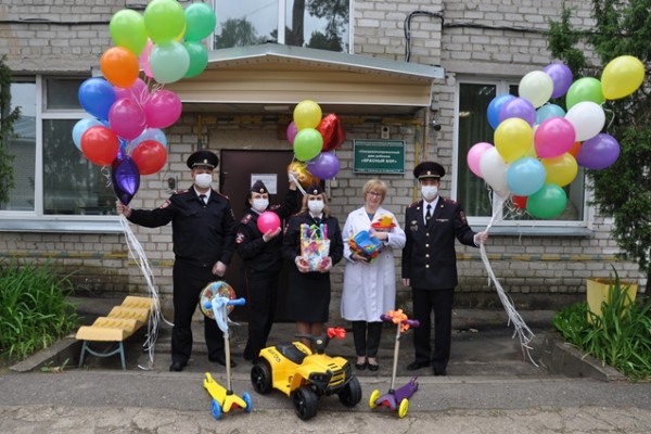 Смоленские полицейские передали подарки для воспитанников детского дома