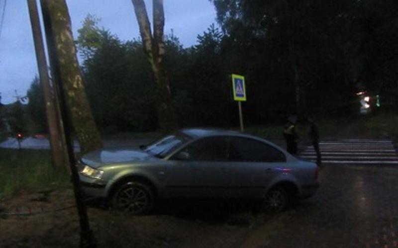  В Смоленске на проспекте Строителей Фольксваген врезался в дерево