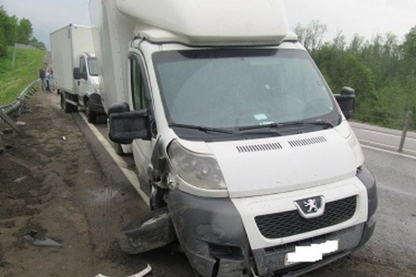 В Гагаринском районе столкнулись грузовик и фургон