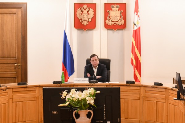 Губернатор Алексей Островский укрепил позиции в рейтинге влияния глав субъектов