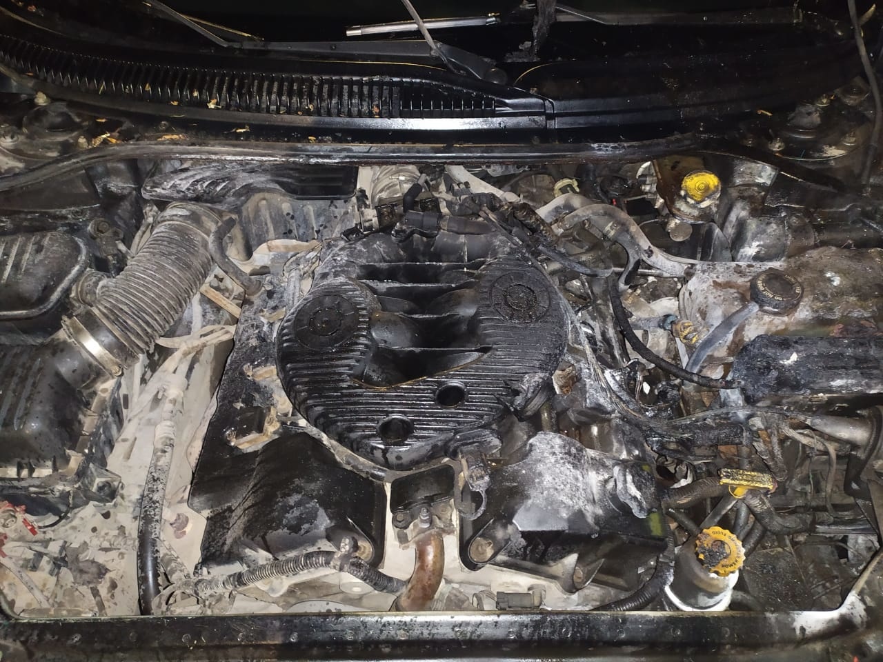 На улице Лавочкина в Смоленске автомобиль Chrysler загорелся прямо во время движения
