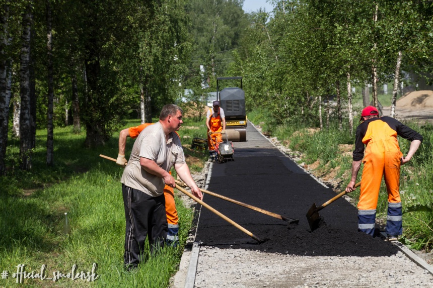 В Смоленске на улице Попова асфальтируют тротуары