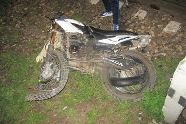 В Смоленске 17-летний мотоциклист попал под поезд 